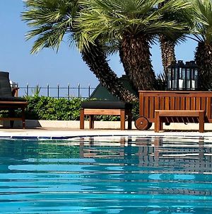 Villa Dolphin - Beachfront Maisonette With Pool Ακράτα Exterior photo