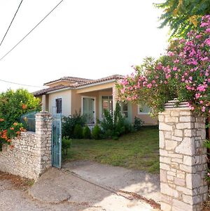 Villa With Private Garden Κρέστενα Exterior photo