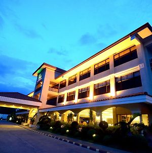 Mactan Isla Resort Lapu-Lapu City Exterior photo