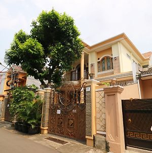 Maharani Guesthouse Tebet Syariah Τζακάρτα Exterior photo
