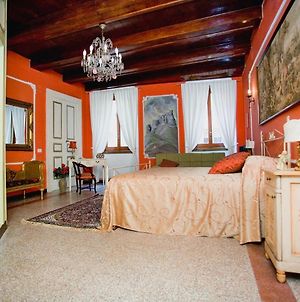 Il Palazzo Vecchio Bed and Breakfast Καμπομπάσο Exterior photo