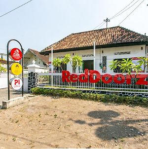 Reddoorz Plus Near Taman Sari 2 Γιογκιακάρτα Exterior photo