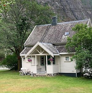 Aobrio Holidayhouse, Old Farmhouse Close To Flam Lærdalsøyri Exterior photo