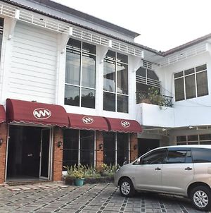 Reddoorz Near Kampung Warna Warni Ξενοδοχείο Μαλάνγκ Exterior photo
