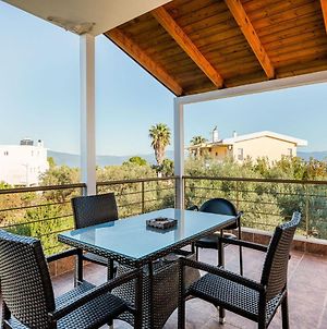 Inviting Holiday Home In Chalkida With Terrace Vr Exterior photo
