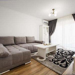 Bright & Elegant Central Apartment Oradea Exterior photo