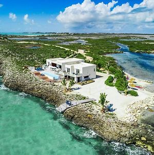 Luxury Oceanfront Villa Delivers Mind Blowing Views, Direct Access To The Ocean Providenciales Exterior photo