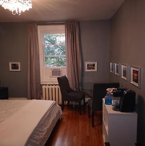 Room With King Bed In Shared 3 Bedroom Downtown Μόντρεαλ Exterior photo