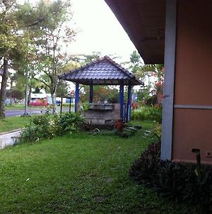 Villa Kota Bunga Seruni Cipanas  Exterior photo
