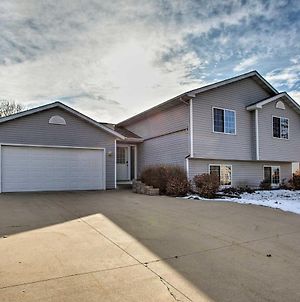 Suburban Gem With Yard And Deck 5Mi From Dtwn Rochester! Βίλα Exterior photo