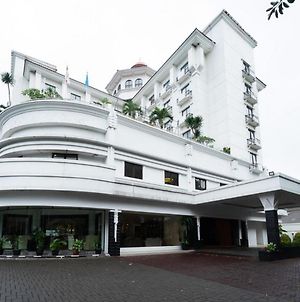 Reddoorz Premium @ Bandung City Center Exterior photo