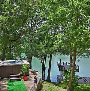 Patriotic Lakefront Seguin Home With Dock And Deck Exterior photo