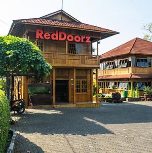 Reddoorz Plus Near Kota Bunga Cipanas Ξενοδοχείο Puncak Exterior photo
