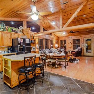 Crooked Pine With Swing And Hot Tub Βίλα Broken Bow Exterior photo