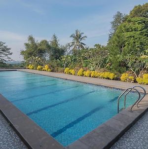 Reddoorz Premium @ Fafa Hills Resort Puncak Μπογκόρ Exterior photo