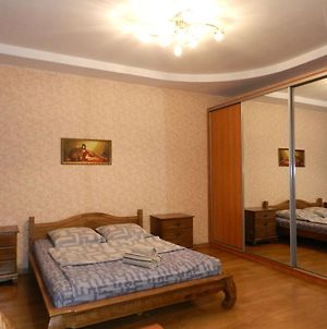 1-Room Apartment 50M2 On Metalurhiv Avenue 17, By Grandhome Zaporizhia Exterior photo